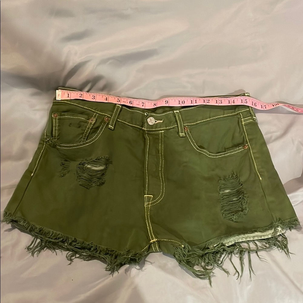 Urban renewal Women’s green denim Levi’s shorts. New.